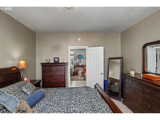 860 N 2ND St, Silverton, OR 97381