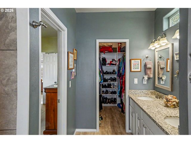 860 N 2ND St, Silverton, OR 97381