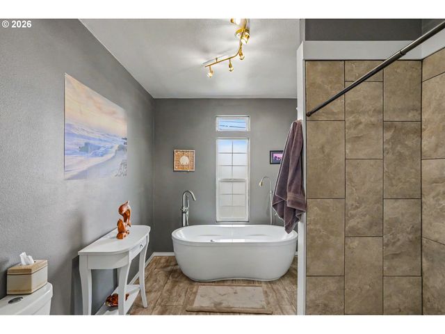 860 N 2ND St, Silverton, OR 97381