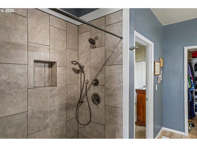 860 N 2ND St, Silverton, OR 97381