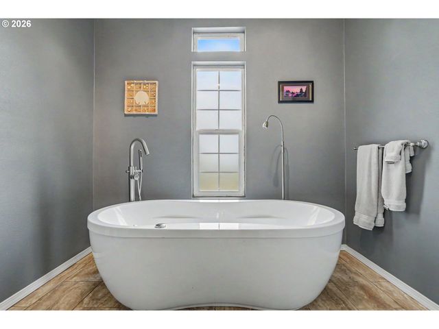 860 N 2ND St, Silverton, OR 97381