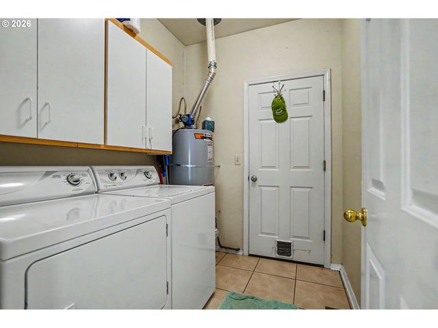 860 N 2ND St, Silverton, OR 97381