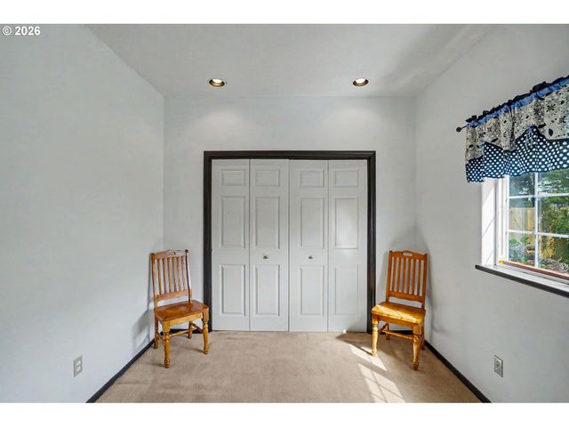 860 N 2ND St, Silverton, OR 97381