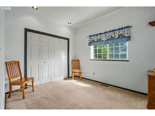 860 N 2ND St, Silverton, OR 97381