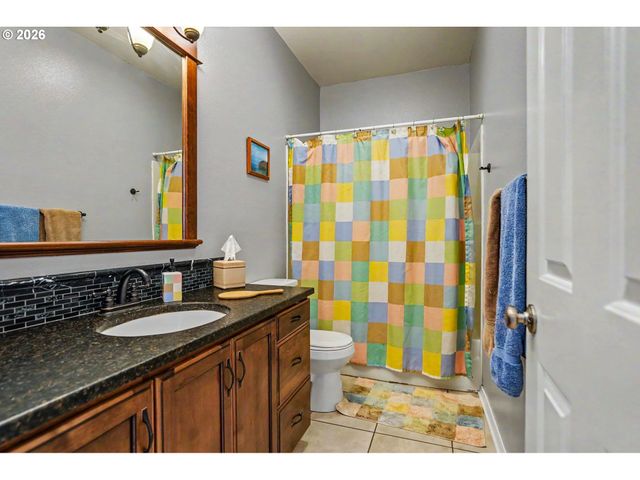 860 N 2ND St, Silverton, OR 97381