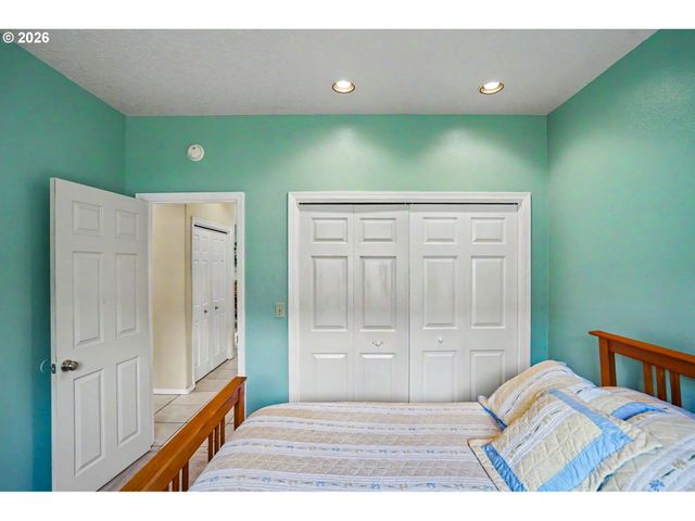 860 N 2ND St, Silverton, OR 97381