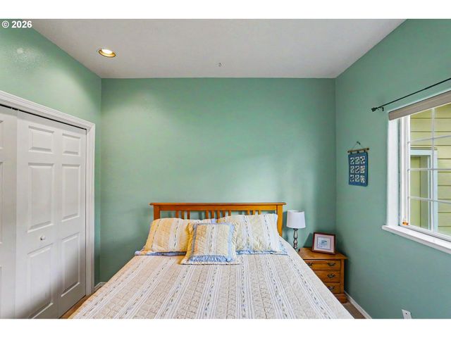 860 N 2ND St, Silverton, OR 97381