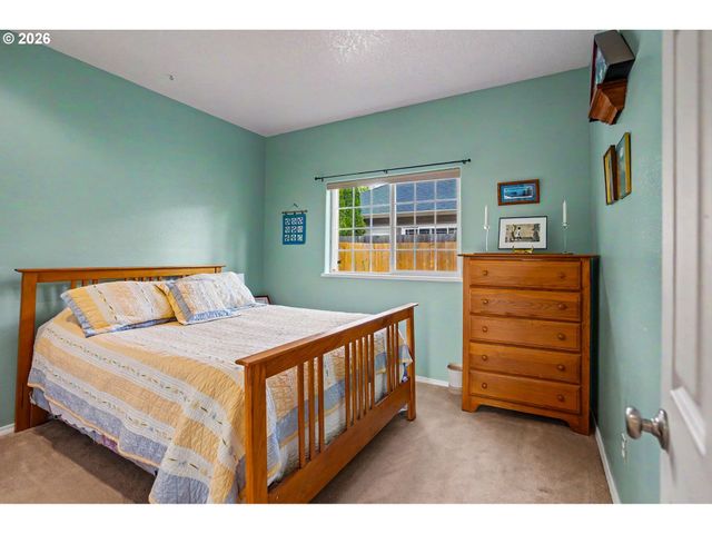 860 N 2ND St, Silverton, OR 97381
