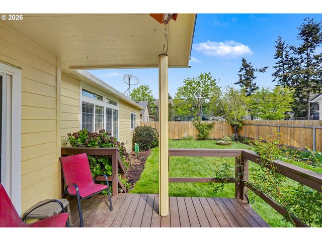 860 N 2ND St, Silverton, OR 97381