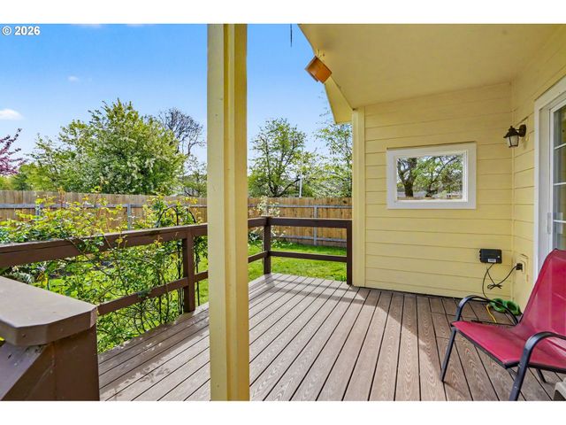 860 N 2ND St, Silverton, OR 97381