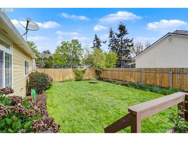 860 N 2ND St, Silverton, OR 97381