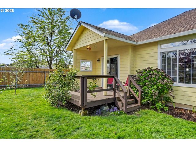 860 N 2ND St, Silverton, OR 97381