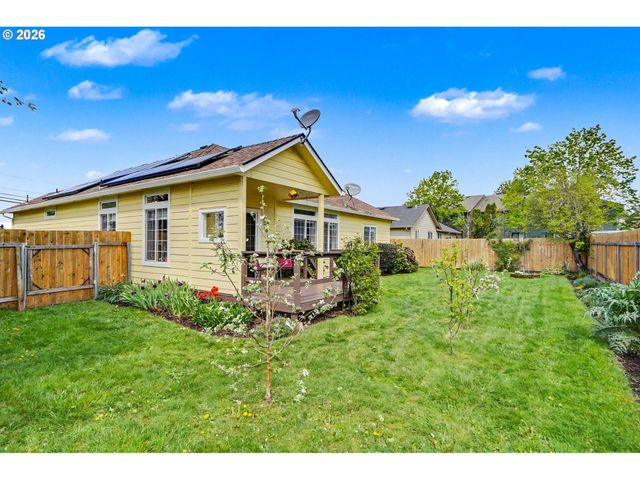 860 N 2ND St, Silverton, OR 97381