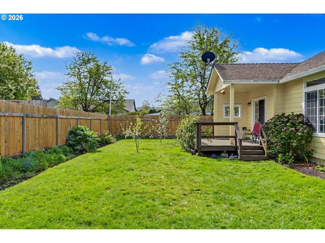 860 N 2ND St, Silverton, OR 97381