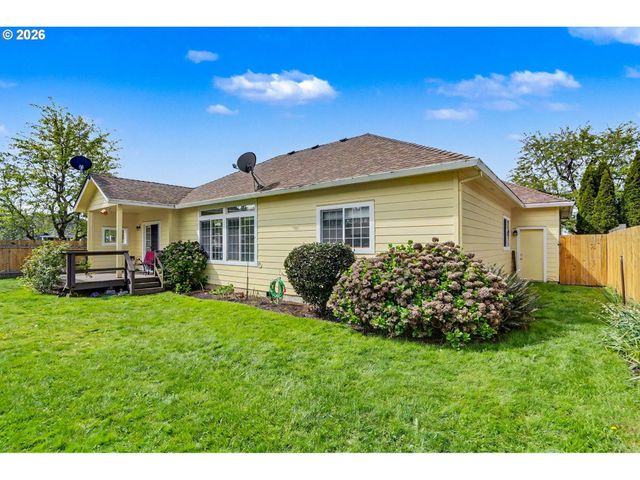 860 N 2ND St, Silverton, OR 97381