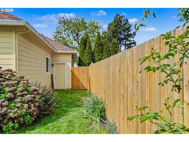 860 N 2ND St, Silverton, OR 97381