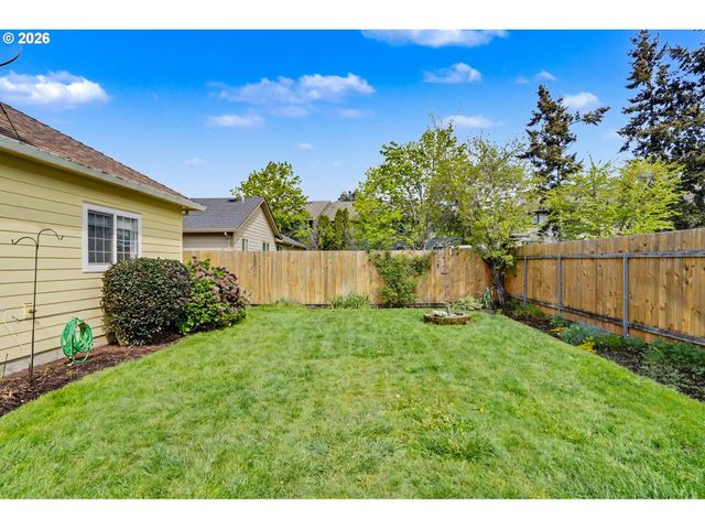 860 N 2ND St, Silverton, OR 97381