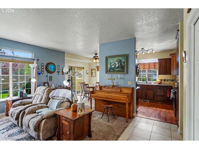 860 N 2ND St, Silverton, OR 97381