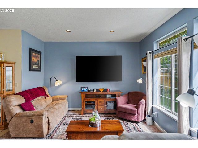 860 N 2ND St, Silverton, OR 97381