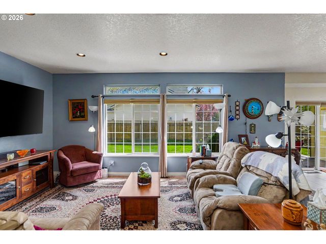 860 N 2ND St, Silverton, OR 97381
