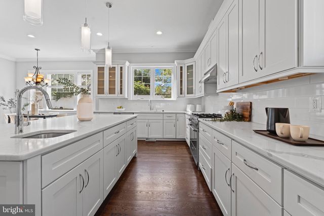 7606 LEONARD DR, Falls Church, VA 22043