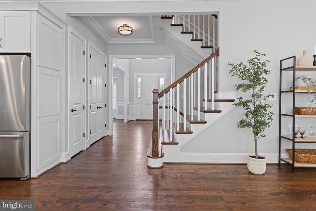 7606 LEONARD DR, Falls Church, VA 22043