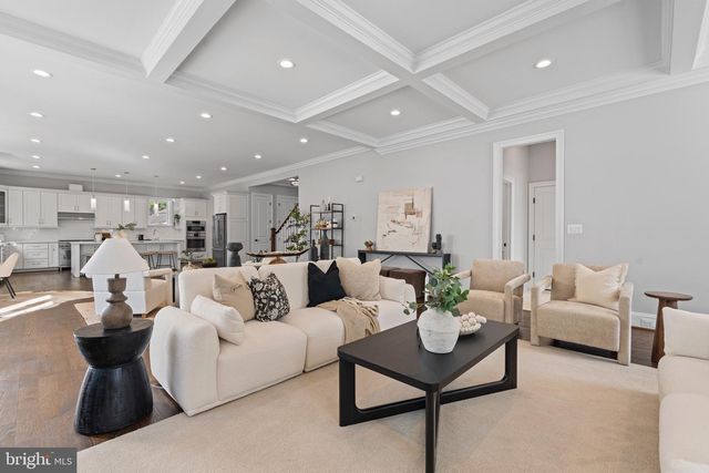 7606 LEONARD DR, Falls Church, VA 22043