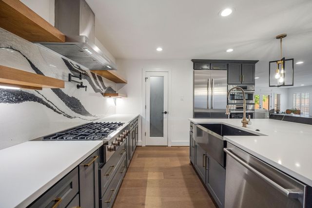 10111 Cedar Creek Drive, Houston, TX 77042