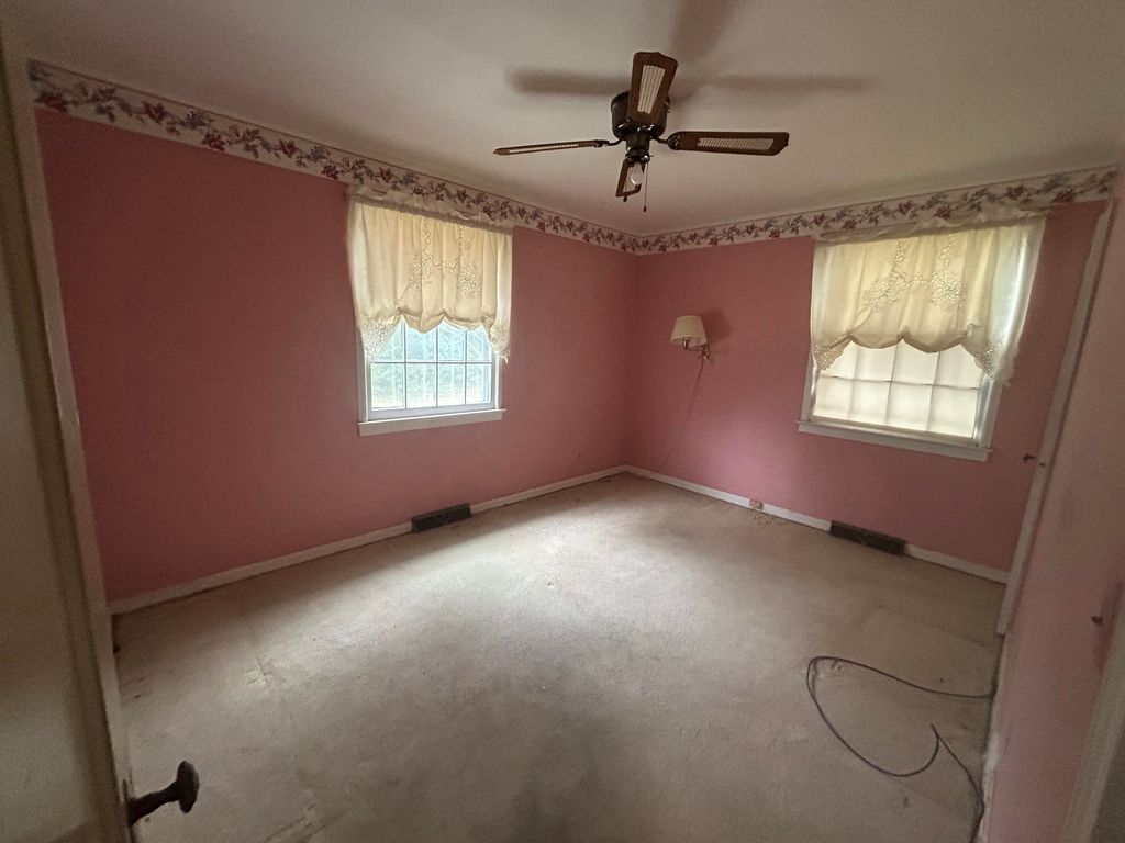 Image 10 of property listing at 1457 E Montague Avenue, North Charleston, SC 29405