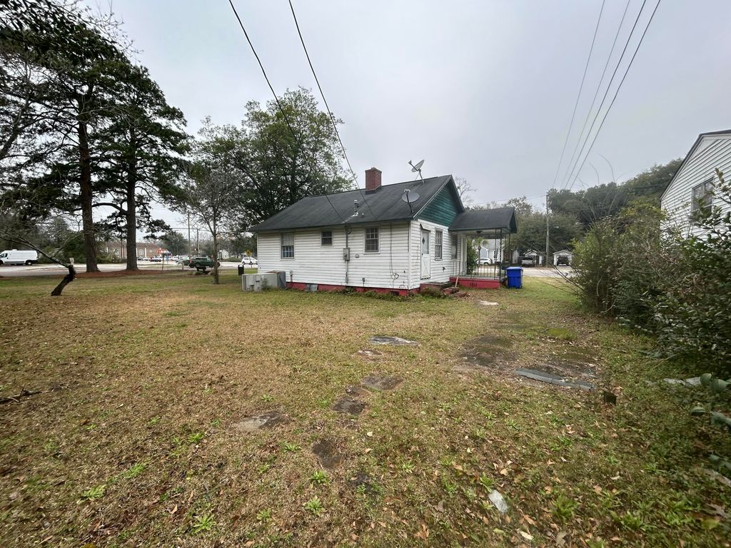 Image 15 of property listing at 1457 E Montague Avenue, North Charleston, SC 29405