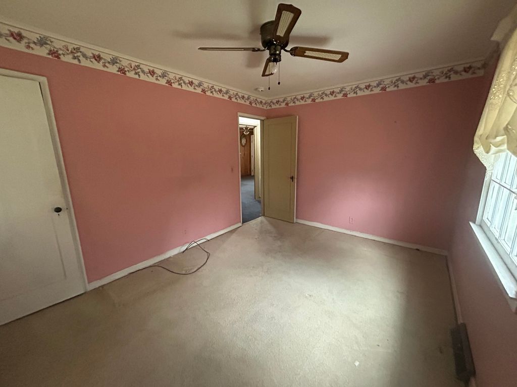 Image 2 of property listing at 1457 E Montague Avenue, North Charleston, SC 29405