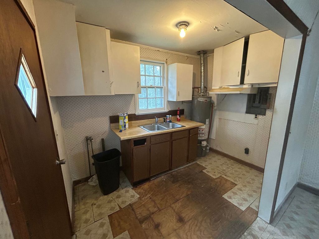 Image 7 of property listing at 1457 E Montague Avenue, North Charleston, SC 29405