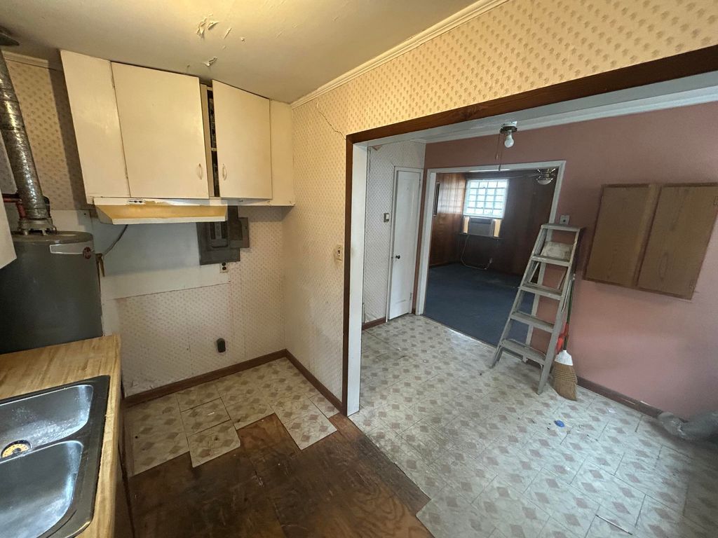 Image 8 of property listing at 1457 E Montague Avenue, North Charleston, SC 29405