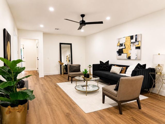 1200 Spruce ST, Lockhart, TX 78644