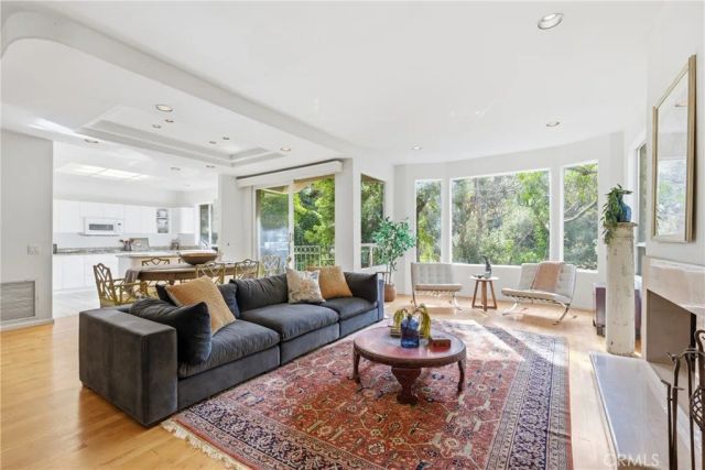 10055 Reevesbury Drive, Beverly Hills, CA 90210
