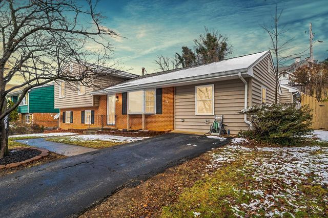 E 646 Augusta AVE, Vinton, VA 24179