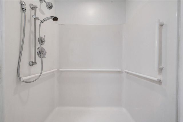 E 646 Augusta AVE, Vinton, VA 24179