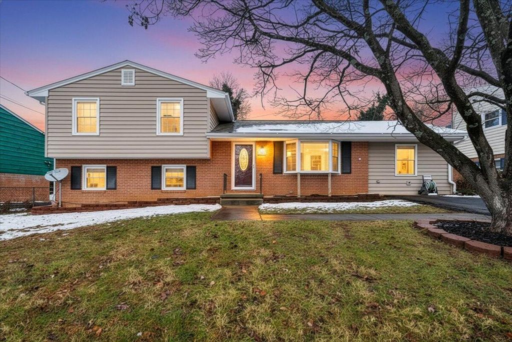 E 646 Augusta AVE, Vinton, VA 24179