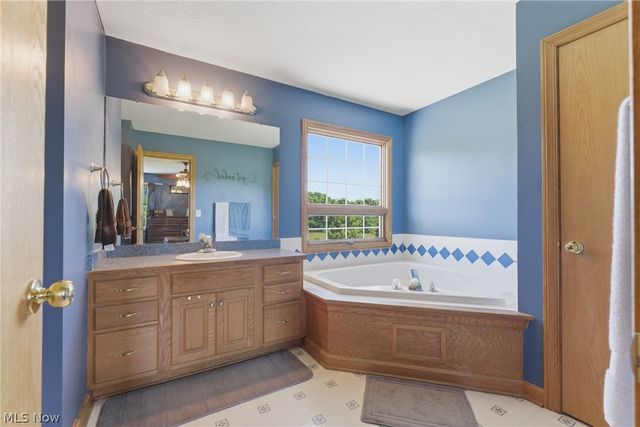 7987 Lisbon St E, East Canton, OH 44730