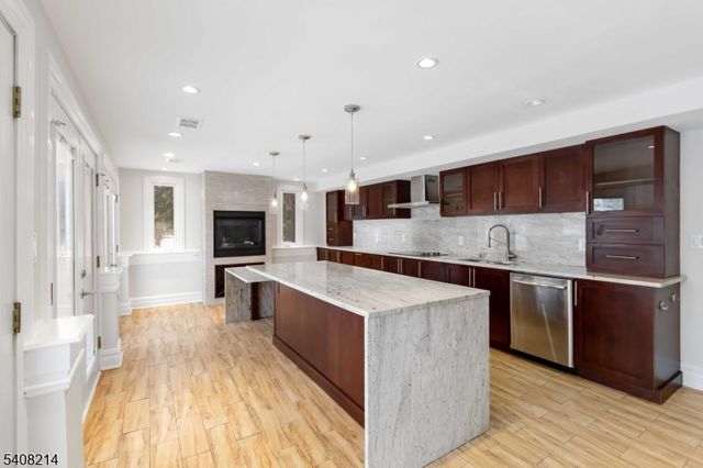 59 Sun Valley Way, Morris Plains Boro, NJ 07950