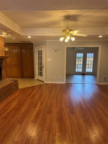 713 Ashley Drive, Hurst, TX 76054