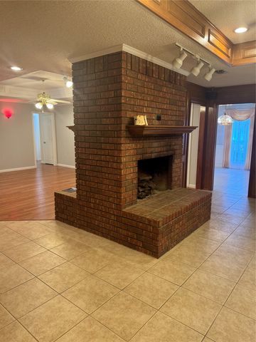 713 Ashley Drive, Hurst, TX 76054