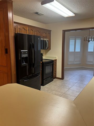 713 Ashley Drive, Hurst, TX 76054