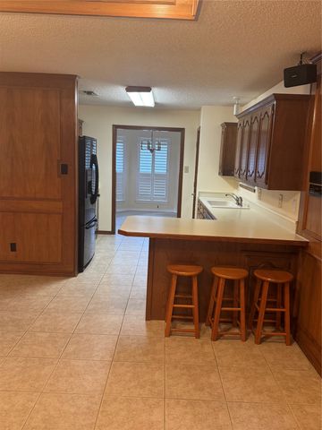 713 Ashley Drive, Hurst, TX 76054