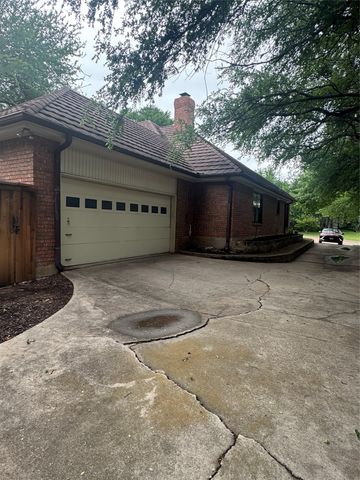 713 Ashley Drive, Hurst, TX 76054