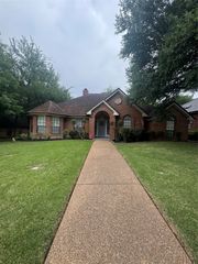 713 Ashley Drive, Hurst, TX 76054
