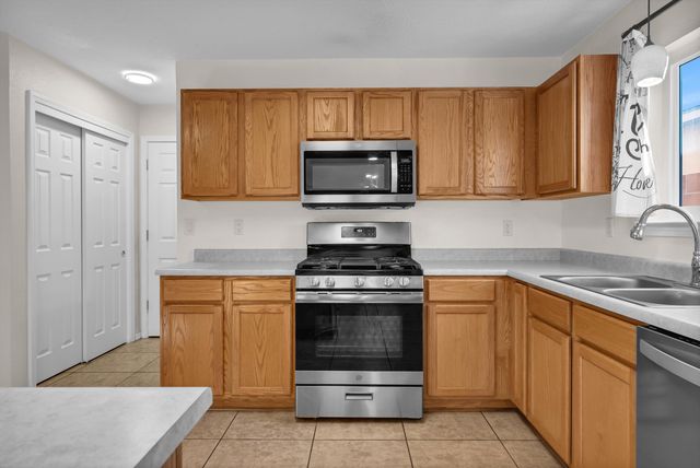9215 Eiffel Avenue SW, Albuquerque, NM 87121