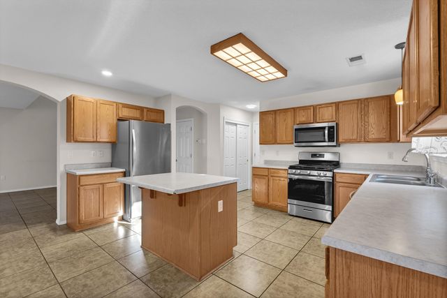 9215 Eiffel Avenue SW, Albuquerque, NM 87121