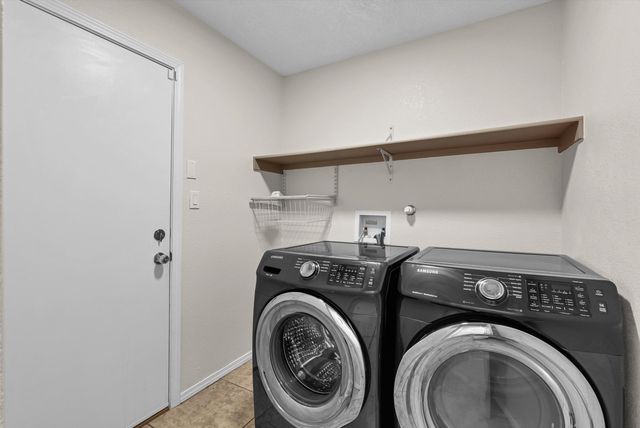 9215 Eiffel Avenue SW, Albuquerque, NM 87121