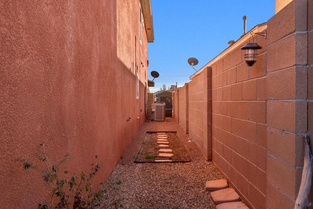 9215 Eiffel Avenue SW, Albuquerque, NM 87121